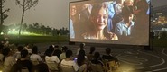 （鸡巴暴操逼视频转载）成都秋夜“新耍法”：到公园看坝坝电影
